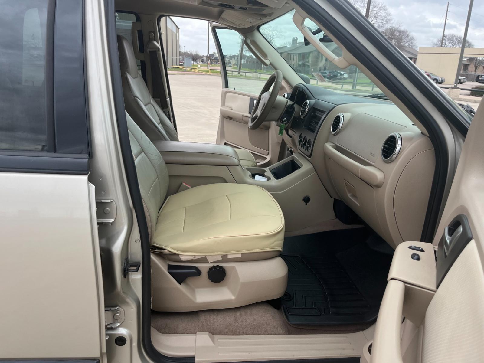 2004 GOLD /TAN Ford Expedition XLT 4.6L 2WD (1FMRU15W54L) with an 4.6L V8 SOHC 16V engine, 4-Speed Automatic Overdrive transmission, located at 14700 Tomball Parkway 249, Houston, TX, 77086, (281) 444-2200, 29.928619, -95.504074 - Photo #12